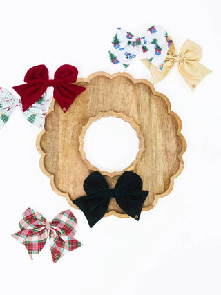 Wooden wreath shaped decorative tray with inlay magnet for interchangeable bows.
