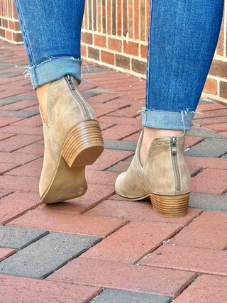 Corkys | Dive Bar Boot | Taupe