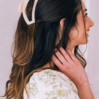 Open Almond Biege Medium Hair Clip