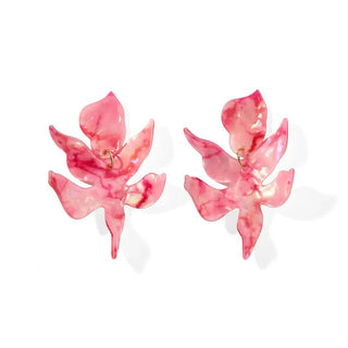 Pair of pink marbled flora shaped earrings 