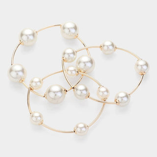 Gold bracelet set with pearls.